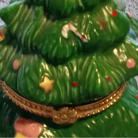Porcelain 5" Christmas tree trinket/jewelry box hand painted early 90's - Picture 6 of 9